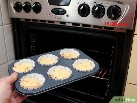 Приготовить банановые маффины Шаг 6