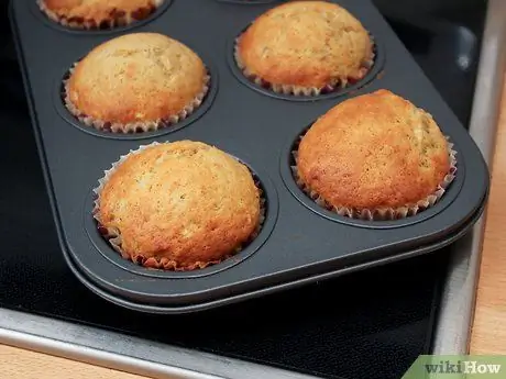 Приготовить банановые маффины Шаг 7