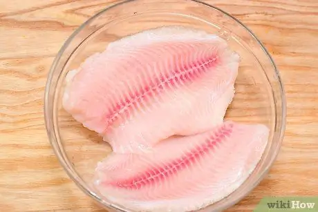 Сложите и запеките рыбу в пергаментной бумаге Шаг 1