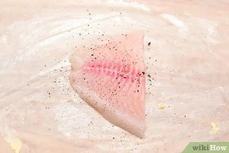 Сложите и запекайте рыбу в пергаментной бумаге Шаг 10