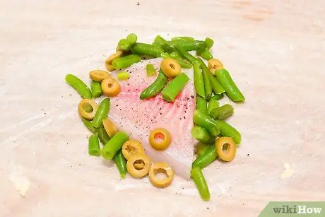 Сложите и запекайте рыбу в пергаментной бумаге Шаг 11