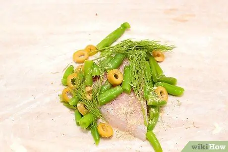 Сложите и запекайте рыбу в пергаментной бумаге Шаг 12