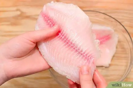 Сложите и запеките рыбу в пергаментной бумаге Шаг 2