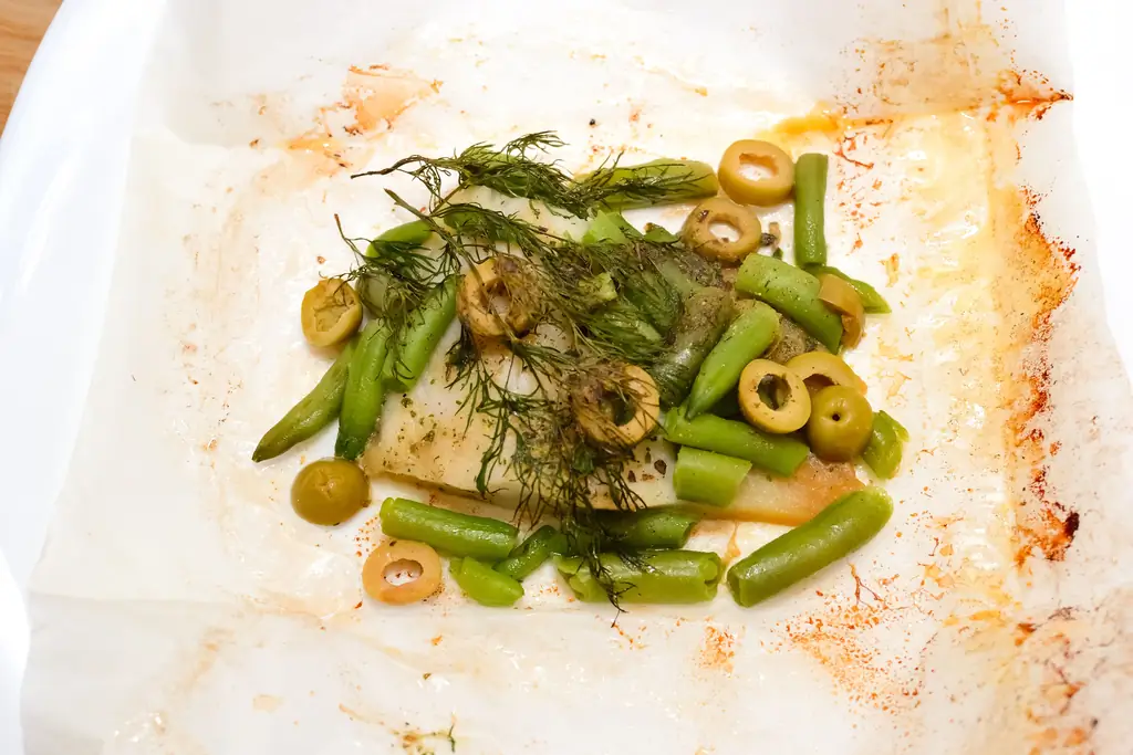 Как сложить и запечь рыбу на пергаментной бумаге (с иллюстрациями)