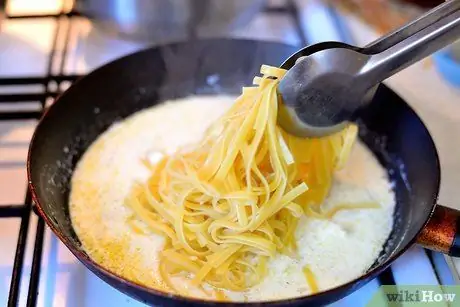 Сделать легкий феттучини Альфредо Шаг 4