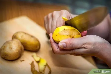 Приготовить блюдо из картофеля, спагетти и яиц Шаг 2