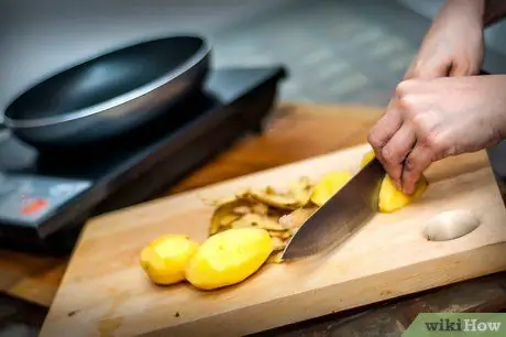 Приготовить блюдо из картофеля, спагетти и яиц Шаг 3