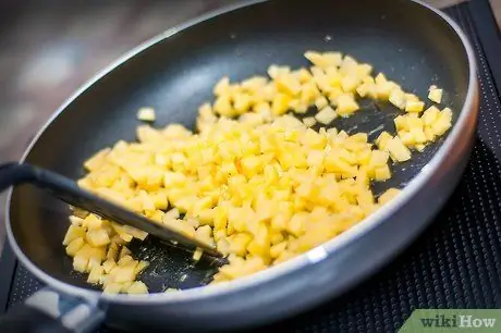 Приготовьте блюдо из картофеля, спагетти и яиц Шаг 6