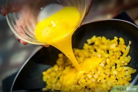 Приготовьте блюдо из картофеля, спагетти и яиц Шаг 9