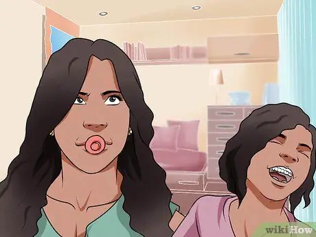 Избегайте скуки с младшей сестрой (дети и подростки) Шаг 14