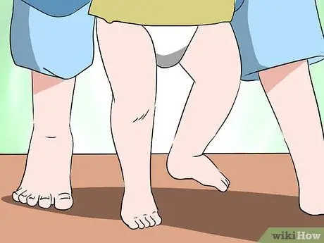 Обеспечьте безопасность своего ребенка, когда он учится ходить Шаг 1