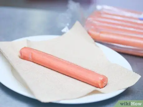 Приготовьте хот-дог в микроволновой печи. Шаг 1