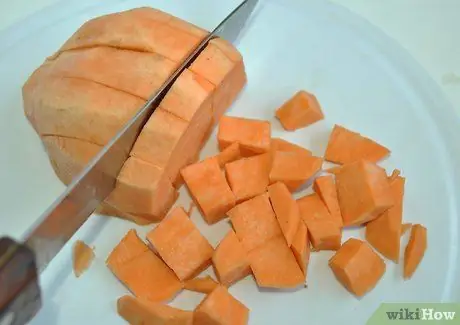 Приготовить рагу из курицы и сладкого картофеля, шаг 1