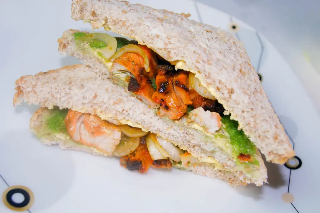 Как приготовить сэндвич с курицей тикка: 15 шагов (с иллюстрациями)