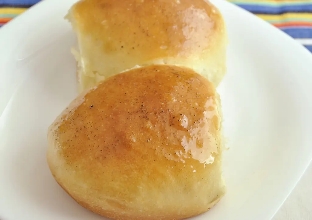 Как сделать на ночь булочки из холодильника (с иллюстрациями)