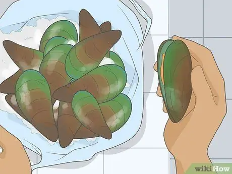 Ешьте сырые мидии Шаг 4