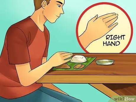 Ешьте пищу на банановом листе Шаг 6