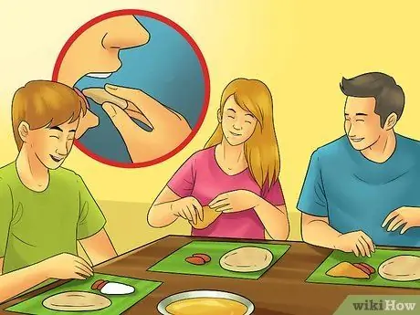 Ешьте пищу на банановом листе Шаг 7