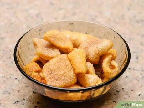 Готовить свиные шкуры в финале