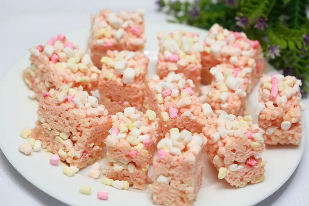 Как приготовить лакомство для криспи из слоеного риса (с рисунками)