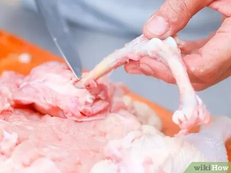 Нарезать курицу на кости Шаг 11