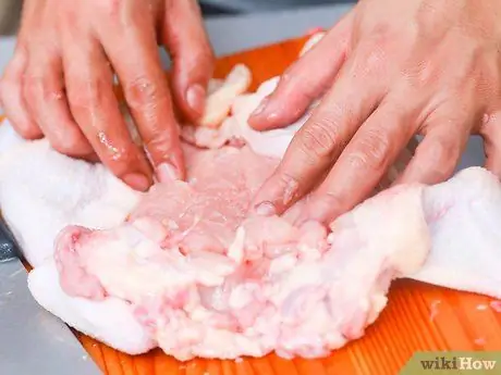 Нарезать курицу на кости Шаг 12