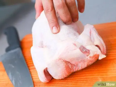 Нарезать курицу на кости Шаг 2