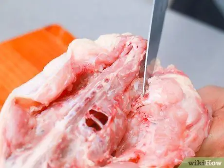 Нарезать курицу на кости Шаг 7