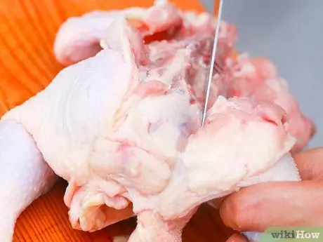 Нарезать курицу на кости Шаг 8