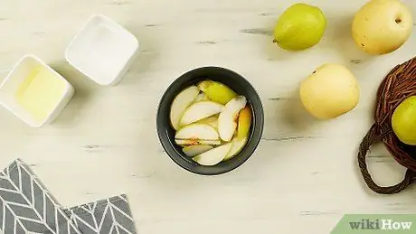 Сохраняйте нарезанные груши свежими, шаг 1