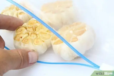 Хранить жареный чеснок Шаг 1