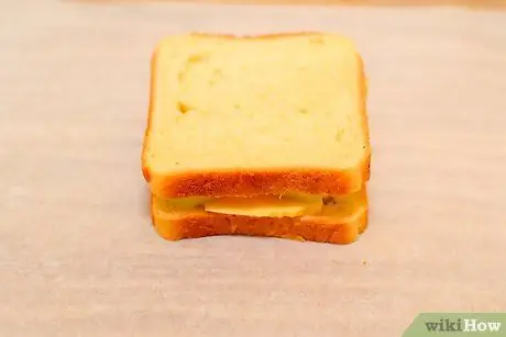 Оберните бутерброд вощеной бумагой, шаг 2