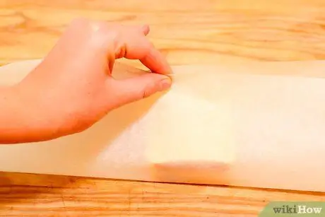 Оберните бутерброд вощеной бумагой, шаг 3