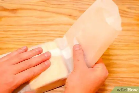 Оберните бутерброд вощеной бумагой Шаг 5