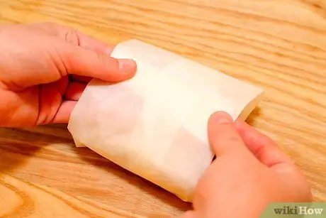 Оберните бутерброд вощеной бумагой Шаг 6