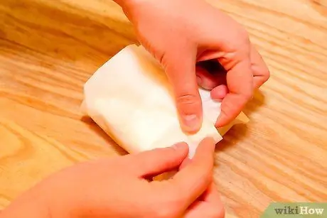 Оберните бутерброд вощеной бумагой Шаг 7