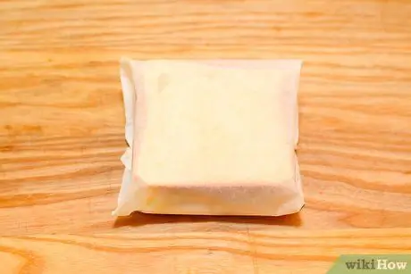 Оберните бутерброд вощеной бумагой Шаг 8