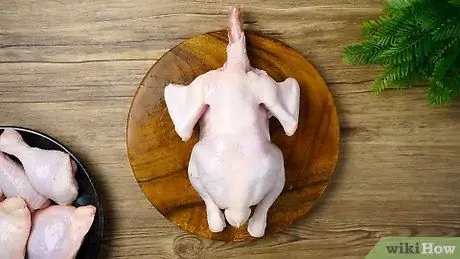 Снимите шкуру с курицы Шаг 1