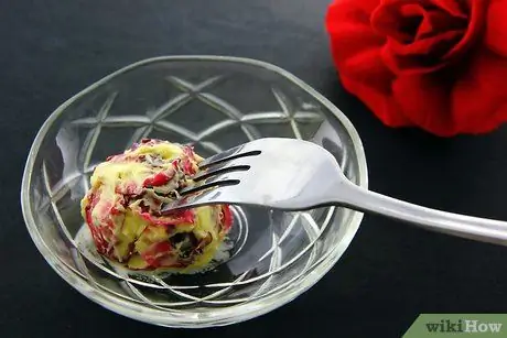 Приготовить розовое масло шаг 7