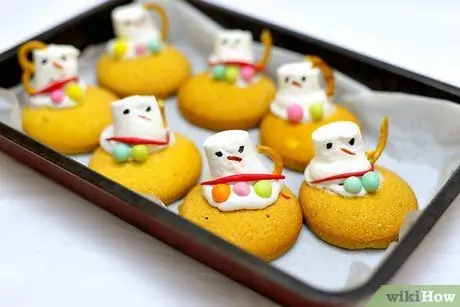 Приготовить расплавленное печенье снеговиков Шаг 11