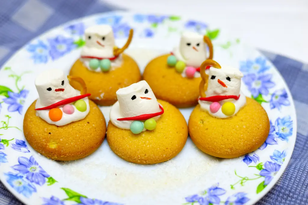 Как сделать расплавленное печенье снеговиков: 12 шагов (с иллюстрациями)