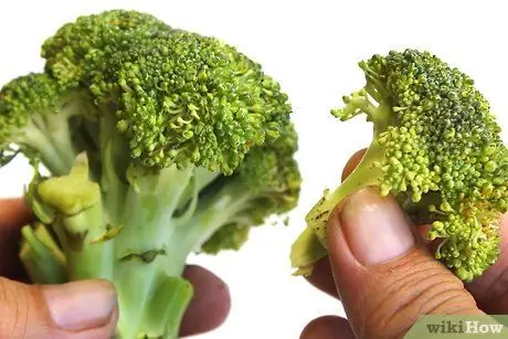 Приготовьте брокколи с нежной стеблем, шаг 1