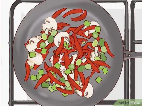 Приготовьте смесь грибов, шаг 2