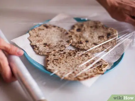 Сделайте Jowar Roti Step 17