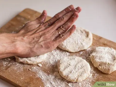 Сделайте Jowar Roti Step 8