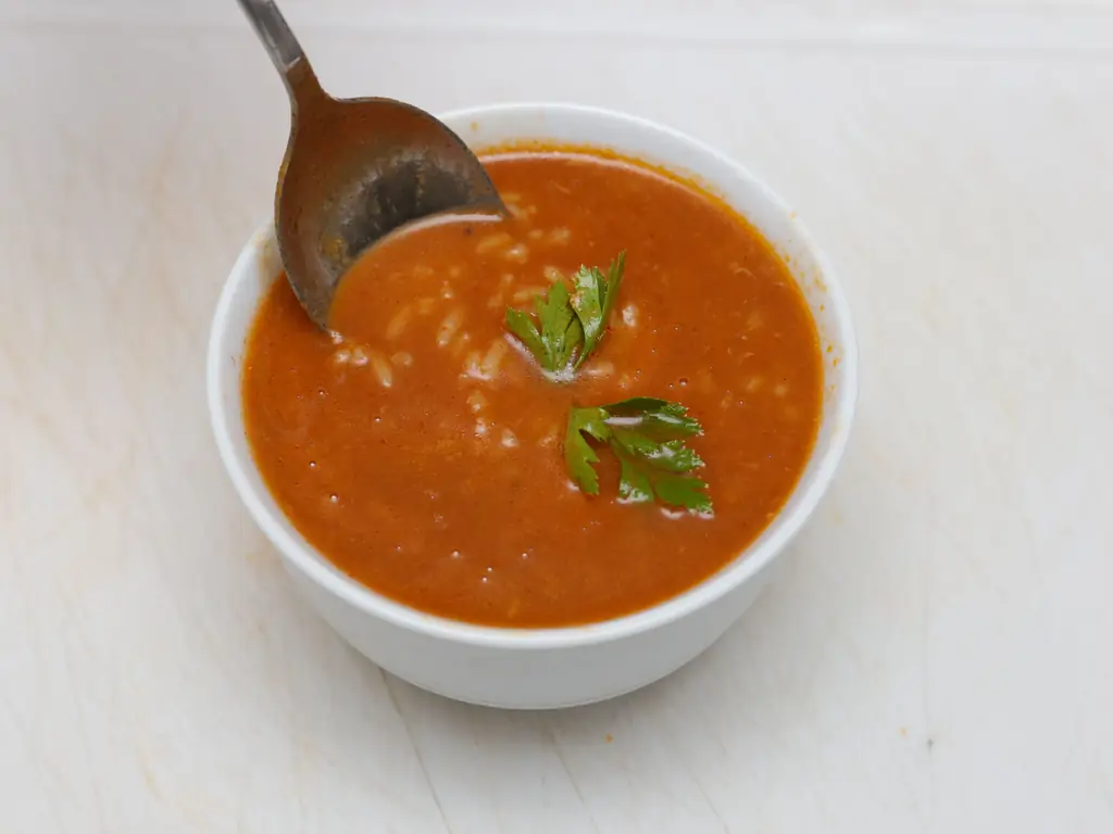 Как приготовить польский томатно-рисовый суп (с иллюстрациями)