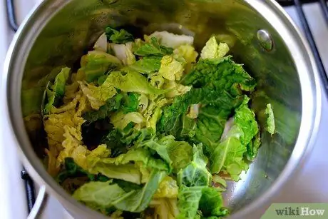 Приготовьте эскарол и фасолевый суп, шаг 2