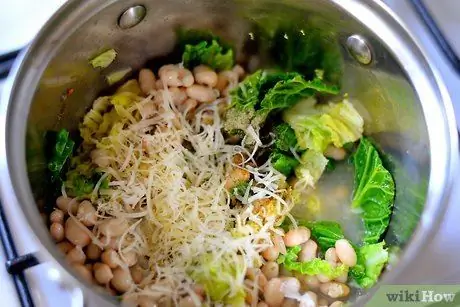 Приготовьте эскарол и фасолевый суп, шаг 3