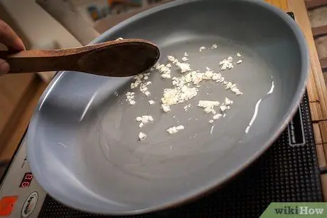 Приготовить соус из красного вина для пасты Шаг 2