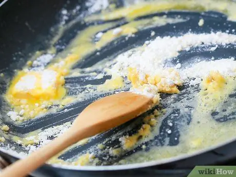 Приготовить соус субиз, шаг 2